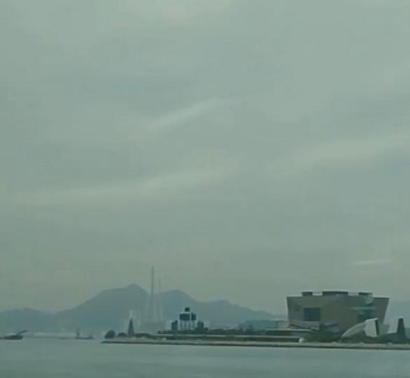 雨天海景

今天雨勢比昨天大，整個維大利亞港煙雨濛濛。...