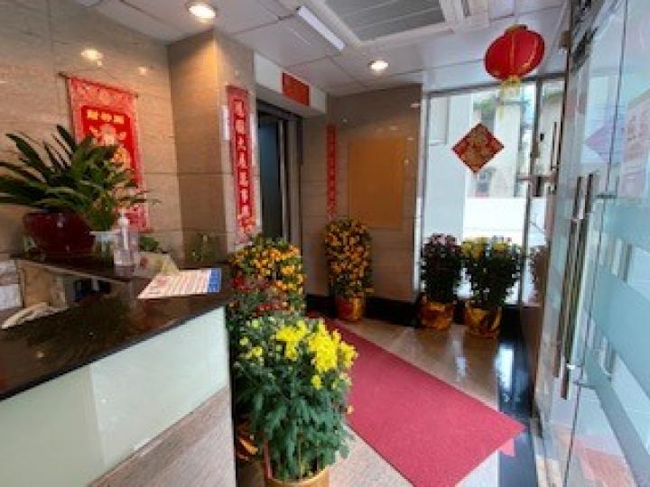 大廈大堂接待處
每座屋苑大廈都為新年粉飾大堂接待處一番，我住的大廈也不例外。...