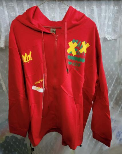 紅衣
距今還有兩週便是新年，我相約妹妹去逛服裝店，大家一致選了紅衣過年時穿。...