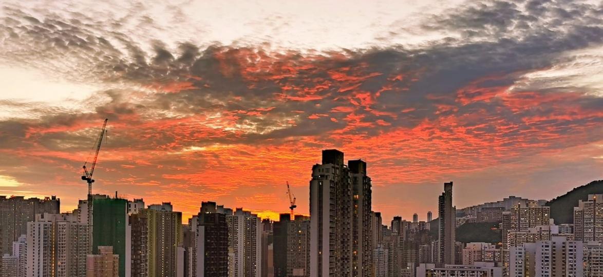 火雲
火雲雖美但很多時是颱風快來的預兆，不可不防範。...