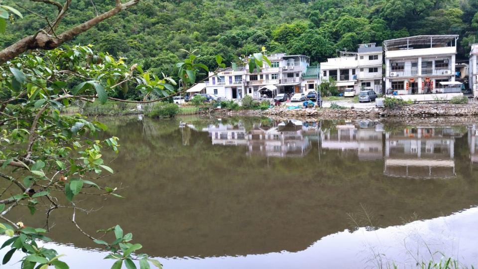 雨後水清澈

雨過天清，水也清澈，岸邊景物的倒影呈現在平靜的水面上，好優美。...