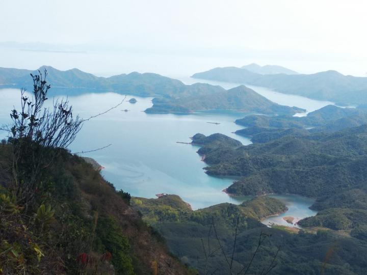 印洲塘
風光旖旎的印洲塘位於船灣郊野公園東北岸。這片海岸有一外形宛如印台的小島，稱為印洲，印洲塘因而得名。印洲塘山光水色，層巒疊嶂，仿如人間仙境，是一隅與世無爭的恬靜樂土。聞說英女皇到港也喜歡印洲塘的...