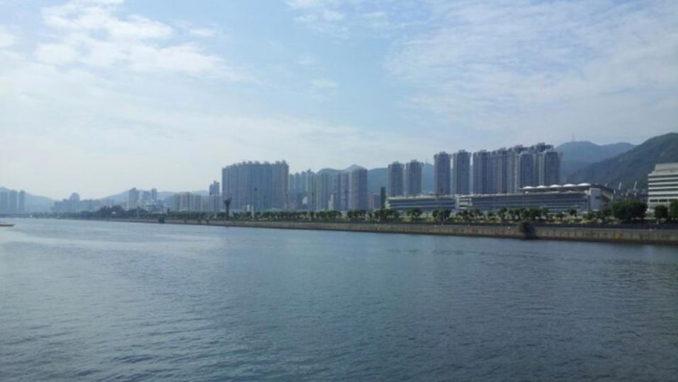 城門河河浮式太陽能發電系統
為了發展可再生能源,渠務署將在沙田城門河安裝全港首個河上浮式太陽能發電系統。首階段施工已在河上安裝 6 塊太陽能板,佔海面面積共 55 平方米。而第二階段將於約半年後展開... 城門河河浮式太陽能發電系統
為了發展可再生能源,渠務署將在沙田城門河安裝全港首個河上浮式太陽能發電系統。首階段施工已在河上安裝 6 塊太陽能板,佔海面面積共 55 平方米。而第二階段將於約半年後展開...