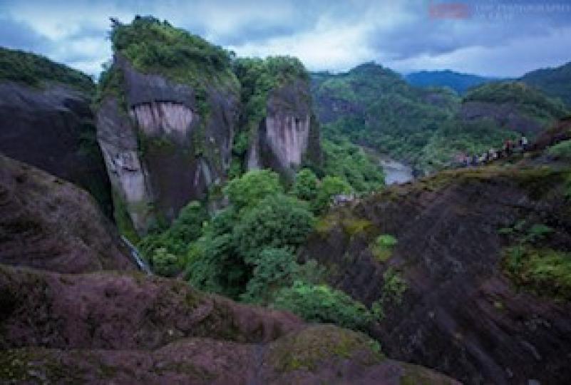 天游峰
福建武夷山天游峰有一塊巨大的岩石，高408米，寬600多米，被稱為亞洲最大的單體岩石。在天游峰的左側有一條從山體上鑿出來的石階路，有一千多個台階，猶如一條絲帶懸浮於岩石之上，每當雲霧繚繞之時，...