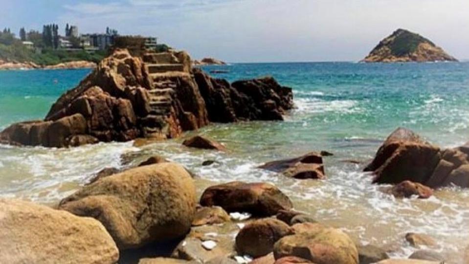 海邊石灘
海邊石灘不適宜游泳，但觀浪或垂釣是不錯的地方。...