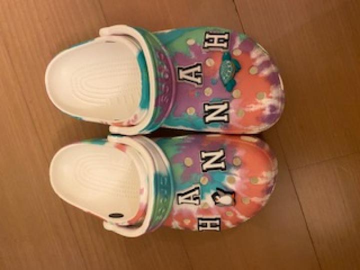 涼鞋

孫女購買了一雙新涼鞋，鞋上刻了她的名字，好特別。...