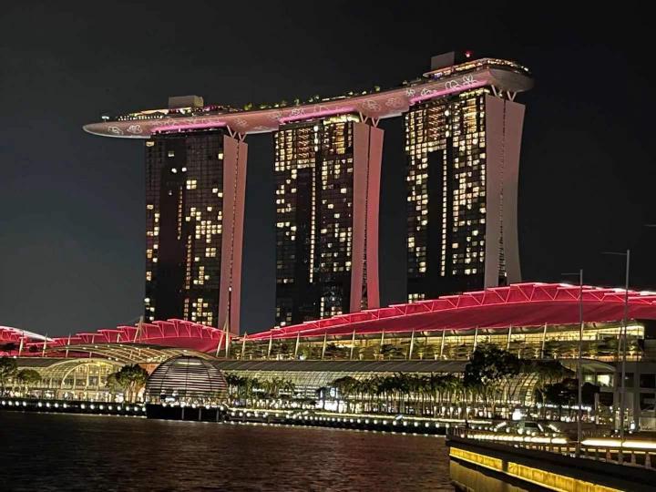 星加坡金沙賭場
星加坡金沙賭場外型像一隻船,高高聳在三座建築物上,包括酒店。晚上金光閃閃,光芒四射,非常迷人。... 星加坡金沙賭場
星加坡金沙賭場外型像一隻船,高高聳在三座建築物上,包括酒店。晚上金光閃閃,光芒四射,非常迷人。...