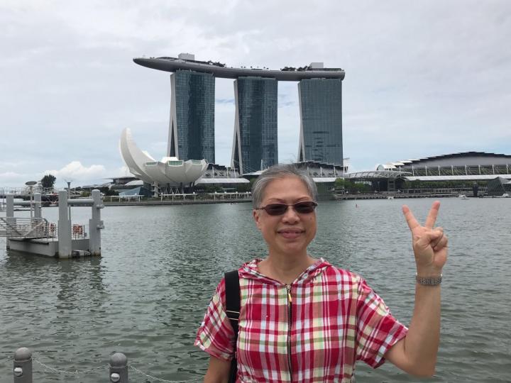 濱海灣金沙酒店

星加坡濱海灣金沙酒店是遊客必到的地方。酒店外型特別，如一艘船建於三大建築物上，是觀賞海景最佳地點。...