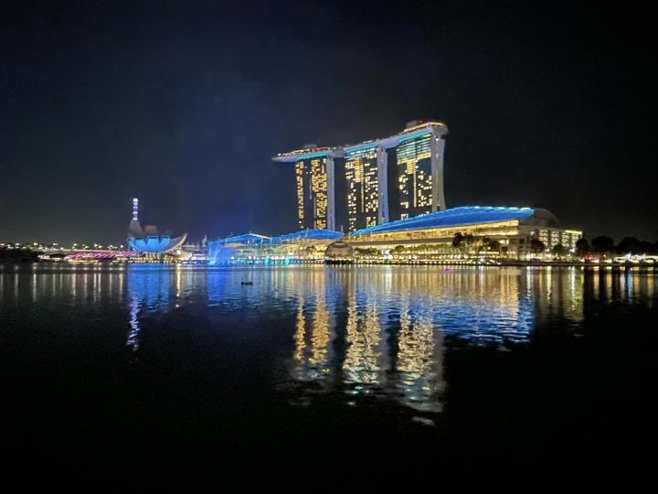 星加坡金沙賭場外型似一條船，高高置於酒店頂上。...