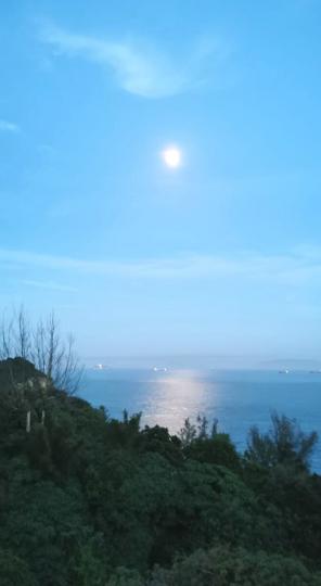 銀光閃閃
偶爾行山至差不多日落，看見的餘光是銀色的，美得有點冷的感覺。...