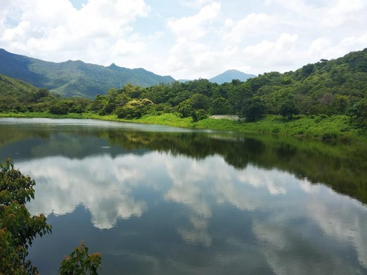 清澈的水
不受環境污染的河水清澈得連天空白雲、小山和樹的水中倒影都清楚活現眼前，十分有趣。...