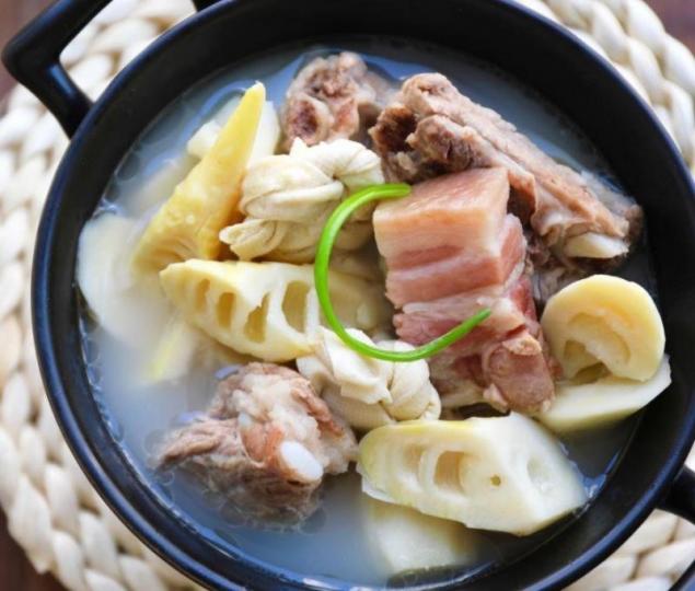 醃篤鮮
醃篤鮮是是蘇州、杭州和上海一種春季時令菜色。食材有冬筍、鹹肉、豆腐皮結和鮮豬肉。烹調法是用文火慢燉。此菜適合家庭製作,講究原汁原味,無需添加鹽、味精等任何調料。... 醃篤鮮
醃篤鮮是是蘇州、杭州和上海一種春季時令菜色。食材有冬筍、鹹肉、豆腐皮結和鮮豬肉。烹調法是用文火慢燉。此菜適合家庭製作,講究原汁原味,無需添加鹽、味精等任何調料。...