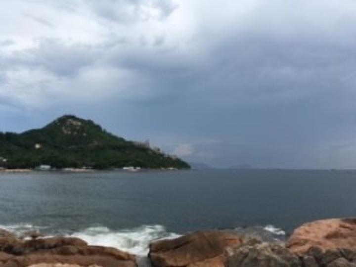 石澳

我喜歡到石澳的海景，累了可以坐在石上看看浪拍打沙灘和岸邊。...
