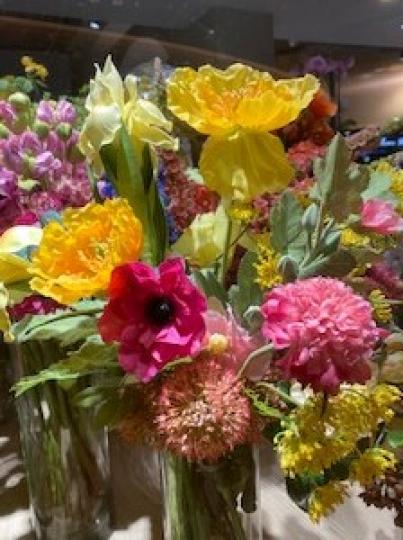 花店
這花店貨源充足，款式又多，顧客有花多眼亂的感覺，但店員很專業，會給顧客意見。...
