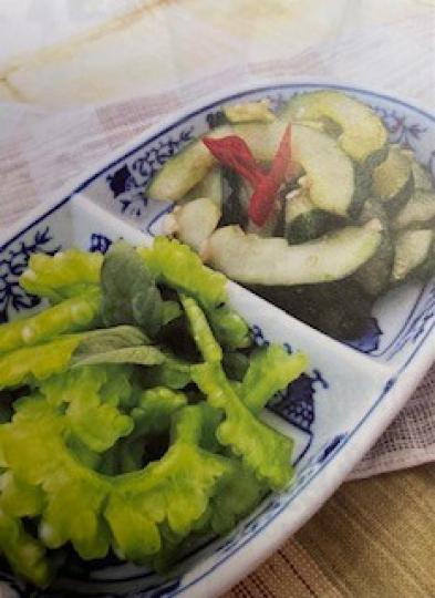 涼拌雙瓜
涼拌食品是夏天的主角,免除烹調時間又可為身體降溫。苦瓜及青瓜均是極低卡路里的食物,配合簡單調味,生津開胃。喜歡辣的可以加入少許切碎啲辣椒。... 涼拌雙瓜
涼拌食品是夏天的主角,免除烹調時間又可為身體降溫。苦瓜及青瓜均是極低卡路里的食物,配合簡單調味,生津開胃。喜歡辣的可以加入少許切碎啲辣椒。...