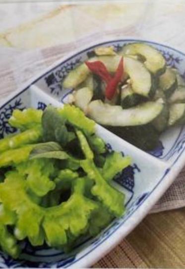 涼拌雙瓜

不時不食，夏季瓜類蘊含豐富水份和營養，涼拌食品免除烹調時間，又可為身體降溫。苦瓜和青瓜是低卡路里食物，配合簡單調味，我加入少許切碎的辣椒。...