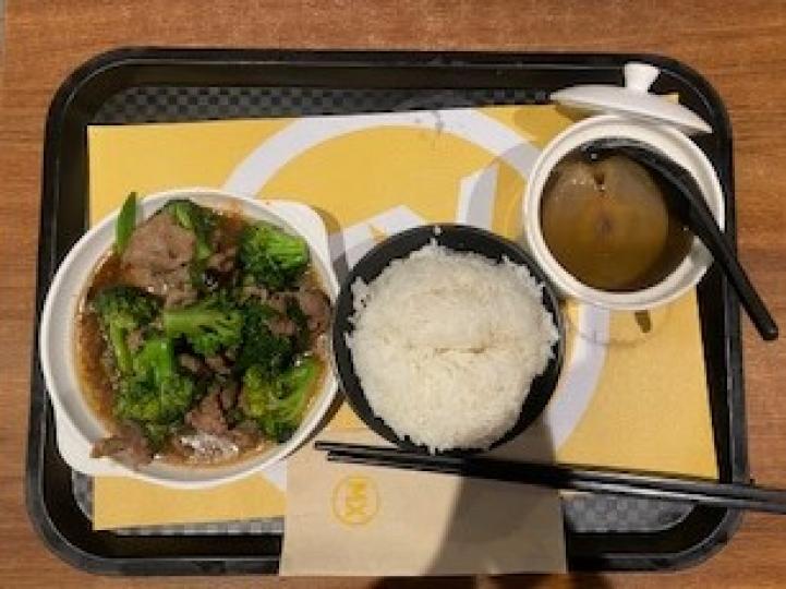 簡單晚餐

我喜歡的簡單晚餐是西蘭花炒牛肉，配白飯和燉湯。...