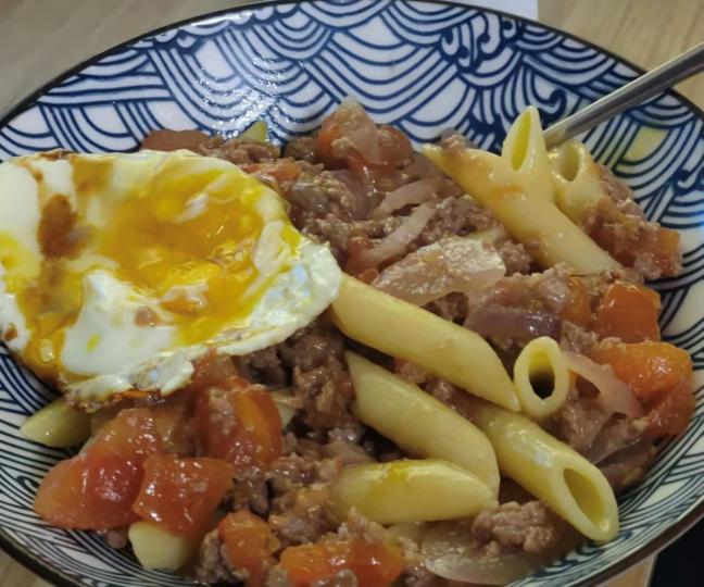簡單午餐
午餐不一定要吃飯，可以食雜糧，如番茄免治肉長通粉加一隻煎蛋已經夠營養了。...