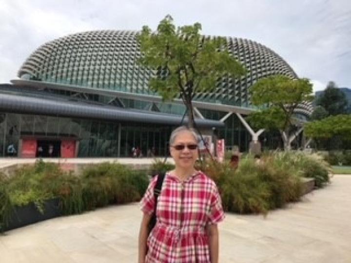 星加坡濱海藝術中心
對藝術有硏究人士一定喜歡參觀濱海藝術中心這座位於新加坡佔地6公頃的水岸建築，坐落於濱海灣且靠近新加坡河出海口，建造成為島國新加坡的表演藝術中心。此建築以臨近的Esplanade命名...