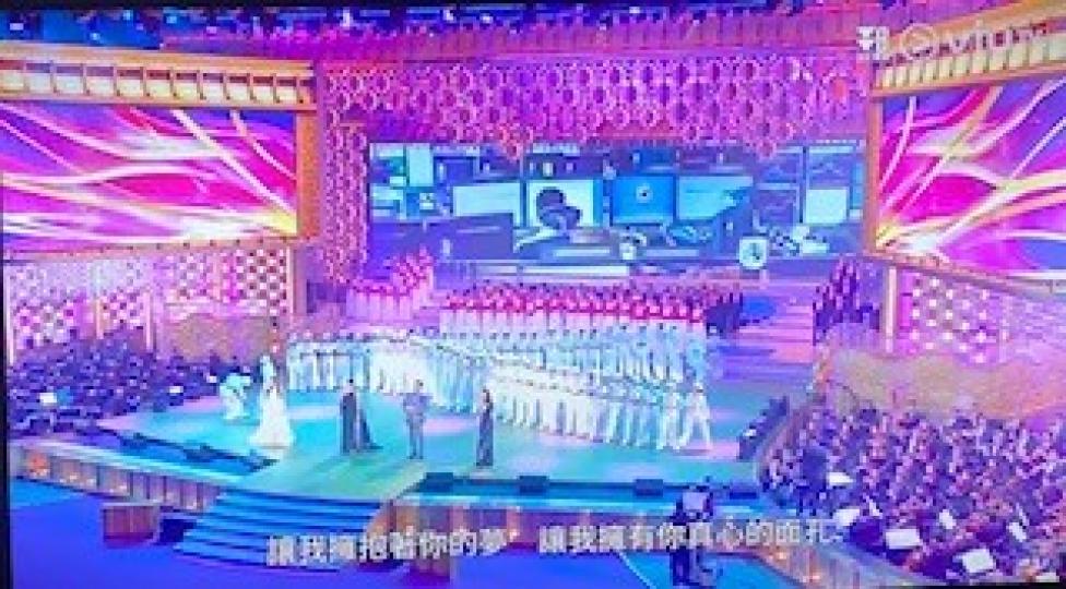 香港回歸25周年文藝晚會

昨晩的慶回歸25 周年晩會大合唱很感人，場面熱鬧。...