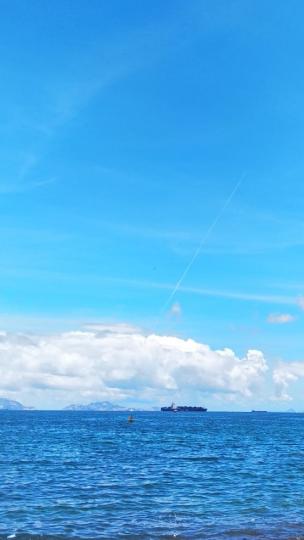 美麗的海景
白雲分隔粉藍色的天空和深藍色的海水，整個天空和海純潔平靜，令人有十分放鬆的感覺。...