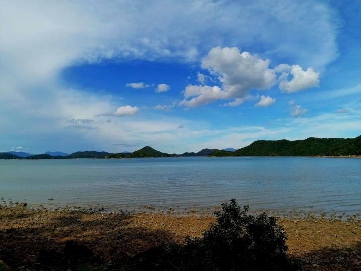 天和海的分隔

連綿一列的遠山把天空和海分隔，但天上的雲相當吸睛，白雲圍陪着藍天，很特別。...