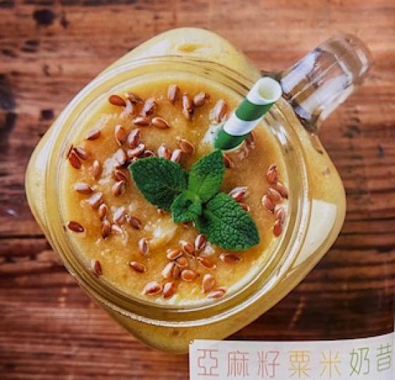 有營小食-亞麻籽粟米奶昔
奶類含豐富鈣質,是健骨好幫手。亞麻籽含有奧米加3 脂肪酸,有抗發炎作用。這奶昔可加入冰塊凍飲,熱飮可先將奶煮熱。做法是將粟米粒、脫脂奶和亞麻籽放入攪拌器約半分鐘,取出後加少量... 有營小食-亞麻籽粟米奶昔
奶類含豐富鈣質,是健骨好幫手。亞麻籽含有奧米加3 脂肪酸,有抗發炎作用。這奶昔可加入冰塊凍飲,熱飮可先將奶煮熱。做法是將粟米粒、脫脂奶和亞麻籽放入攪拌器約半分鐘,取出後加少量...