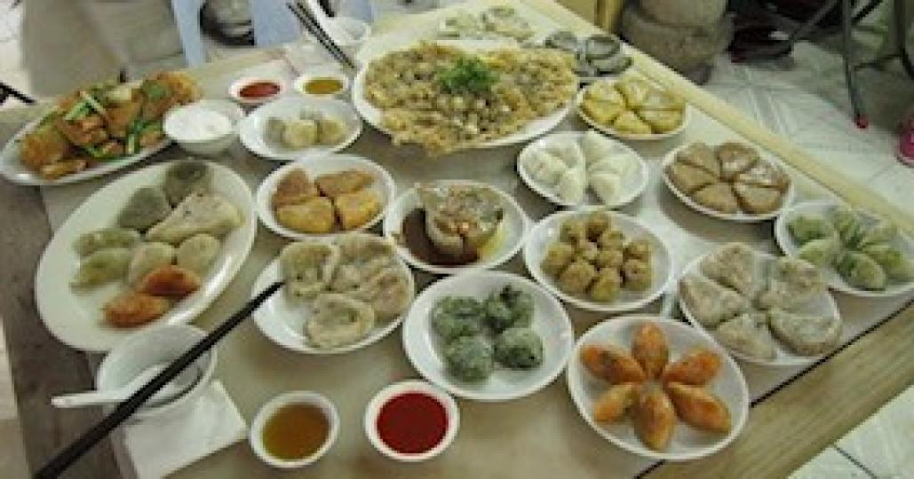 粿品
粿品分鹹、甜兩種口味,不同口味中又分為「桃粿」及「圓粿」兩類,敬神和較隆重的場面用紅桃粿,一般敬祖先及時節則用圓粿。... 粿品
粿品分鹹、甜兩種口味,不同口味中又分為「桃粿」及「圓粿」兩類,敬神和較隆重的場面用紅桃粿,一般敬祖先及時節則用圓粿。...