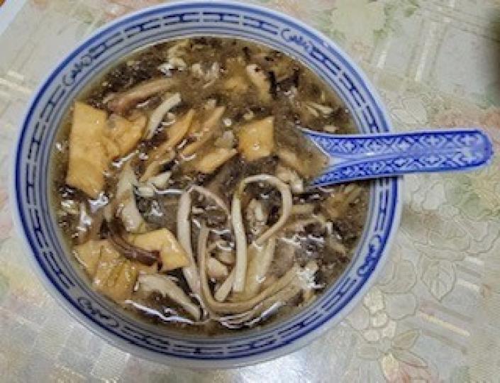 蛇羹

天氣寒冷，吃蛇羹保暖。...