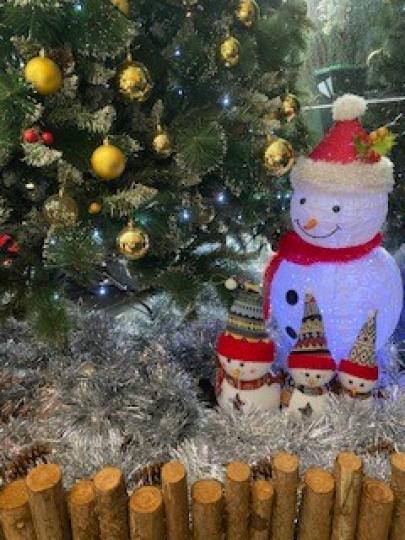 雪人
我記得年幼時沒有繪畫天份的我總是喜歡畫雪人，因為容易又簡單。...