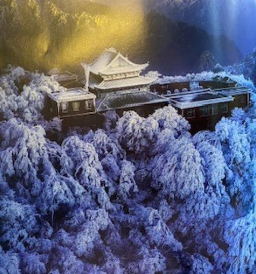 中國湖南衡山

衡山為中國五嶽之一，稱為「南嶽」，主峰為祝融峰。山中處處皆是茂林修竹、奇花異草。冬季氣溫驟降，雪白的樹枝連成一片，流動的雲海、晶瑩的霧松與披雪的寺廟，相映成趣，宛如仙境。...