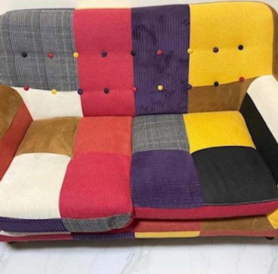 布藝沙發

這二人沙發顏色鮮艷，設計新潮。...