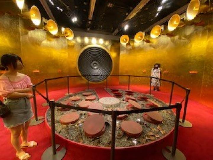 聲音裝置 -「慶」
故宮這展品揉合清代宮廷音樂與當代節慶匯演,通過31條聲道的音響和機動裝置展示不同背景下聲音的異象和意義。這聲音裝置高3.5米闊5米深6米,是音樂人梁基爵的展品。... 聲音裝置 -「慶」
故宮這展品揉合清代宮廷音樂與當代節慶匯演,通過31條聲道的音響和機動裝置展示不同背景下聲音的異象和意義。這聲音裝置高3.5米闊5米深6米,是音樂人梁基爵的展品。...