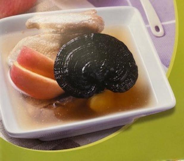 靈芝蘋果老鴨湯
這款湯健脾養陰，安神潤肺。加了蘋果，湯很清甜。...
