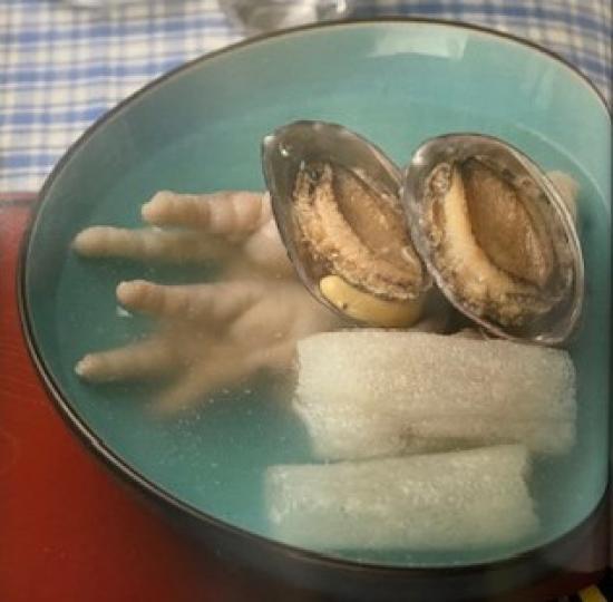 竹笙鮑魚雞腳湯
這湯滋陰養顏，一個益氣補虛，但脾胃虛弱者不宜多飲。...