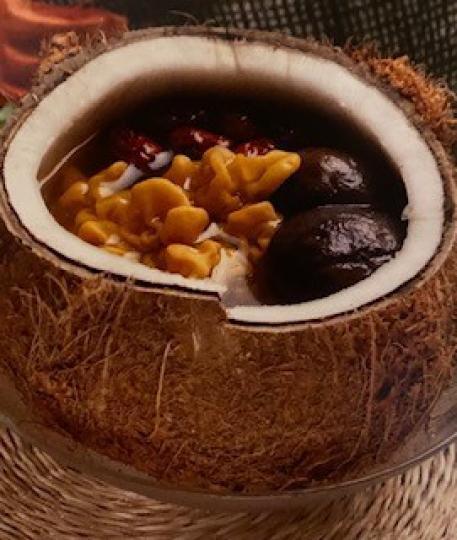 黃耳冬菇椰子湯
這款素湯健脾益氣，養血潤燥，適合秋天享用。材料有椰子水、黃耳、冬菇、淮山、紅棗、杞子和大椰子一個。...