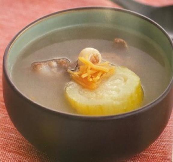 節瓜瑤柱排骨湯
近月蔬菜價錢回落，節瓜亦大造，用節瓜瑤柱排骨和適量白蓮子煲這湯可補腎壯骨，清潤健脾，老少咸宜。...