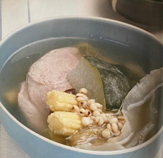 玉竹粟米芯冬瓜煲瘦肉
這健脾湯材料簡單,有生薏米、粟米芯、冬瓜、玉竹、薑二片。瘦肉滾水煲5 分鐘撈起。清水煲滾放下所有洗淨處理好材料,水再滾後文火煲兩小時調味,一煲潤肺止咳,生津利尿,健脾益氣湯便出... 玉竹粟米芯冬瓜煲瘦肉
這健脾湯材料簡單,有生薏米、粟米芯、冬瓜、玉竹、薑二片。瘦肉滾水煲5 分鐘撈起。清水煲滾放下所有洗淨處理好材料,水再滾後文火煲兩小時調味,一煲潤肺止咳,生津利尿,健脾益氣湯便出...