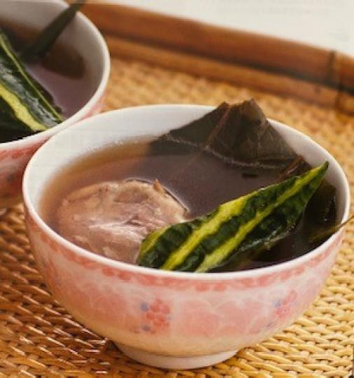 淡竹葉豬𦟌湯
這湯材料有淡竹葉30克,鮮荷葉1片,絲瓜2 條,豬𦟌300 克,薑三片,水3000亳升,鹽適量。功效能清心除煩,利尿通淋,健脾益氣。... 淡竹葉豬𦟌湯
這湯材料有淡竹葉30克,鮮荷葉1片,絲瓜2 條,豬𦟌300 克,薑三片,水3000亳升,鹽適量。功效能清心除煩,利尿通淋,健脾益氣。...