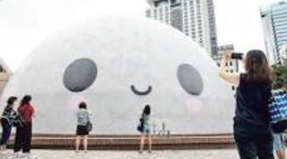 太空館

藝術家充分運用太空館早已成為地標的蛋形外殼，在太空館面向藝術館的外牆加上「Friends With You」的標誌性微笑，彷如識笑的「菠蘿包」，讓太空館化身成為揮灑創意的藝術天地。...