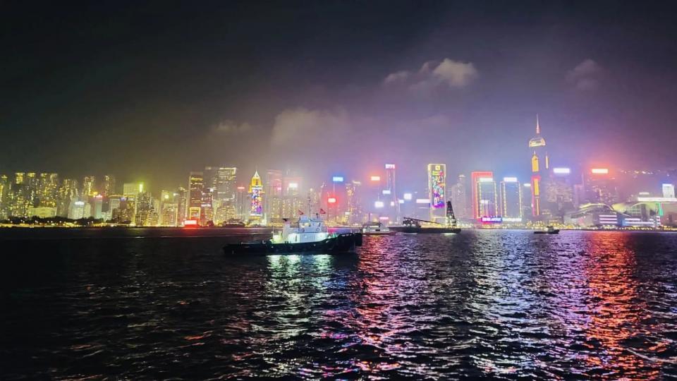 夜景

維多利亞港夜景每一時，每一刻都很吸引，特別是霓虹燈的五光十色倒影。...