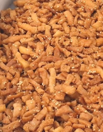 薩其馬
薩其馬是一種以麵粉加雞蛋為主要原料的方形甜味糕點，色澤金黃，口感綿甜鬆軟，味道香濃。...
