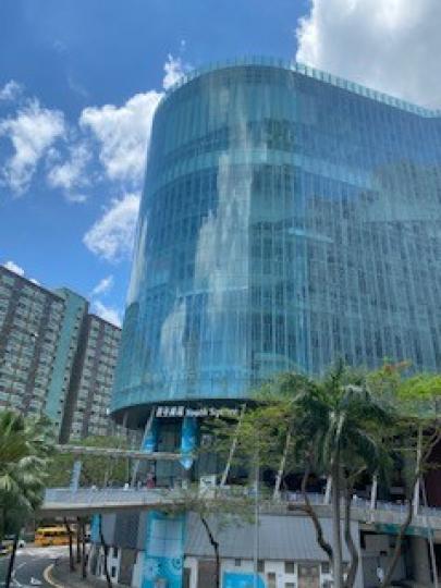 柴灣青年廣場
今早再一次去青年廣場的綜藝館看電影,上一次是晚上,今天是早上,景色大有不同,藍天白雲下整座青年廣場面積頗大,樓層亦多。... 柴灣青年廣場
今早再一次去青年廣場的綜藝館看電影,上一次是晚上,今天是早上,景色大有不同,藍天白雲下整座青年廣場面積頗大,樓層亦多。...