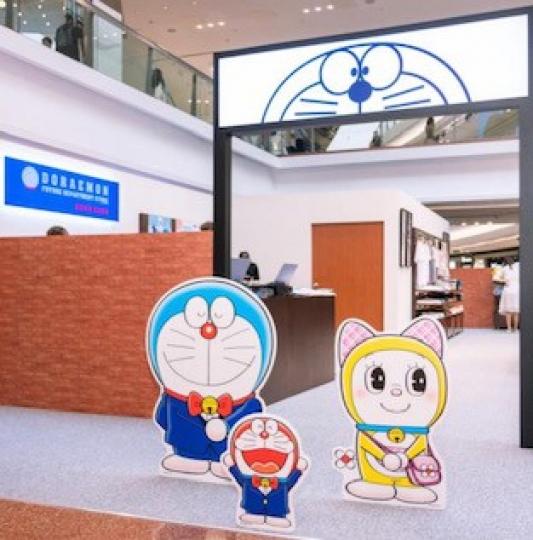 「多啦A夢未來百貨公司」
首間「多啦A夢未來百貨公司」海外期間限定店正式登陸香港九龍塘又一城,設3大打卡點以及逾300款限定精品,粉絲絕不能錯過!... 「多啦A夢未來百貨公司」
首間「多啦A夢未來百貨公司」海外期間限定店正式登陸香港九龍塘又一城,設3大打卡點以及逾300款限定精品,粉絲絕不能錯過!...