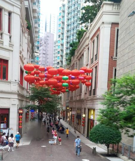 利東街

中秋佳節快到，夜幕低垂，華燈初上時，灣仔利東街於11 日晚開始亮燈迎中秋，以688個七彩燈籠點綴街道，燈火輝煌，佳節氣氛相當濃厚。...