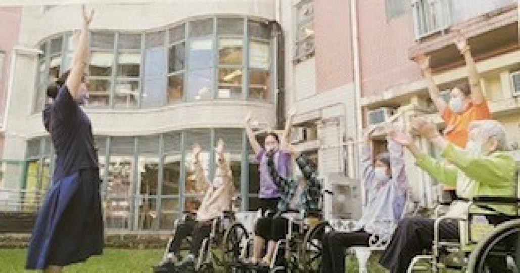 伸展運動

不良如行的院友也可以在院社戶外花園做伸展運動，享受戶外新鮮空氣。...