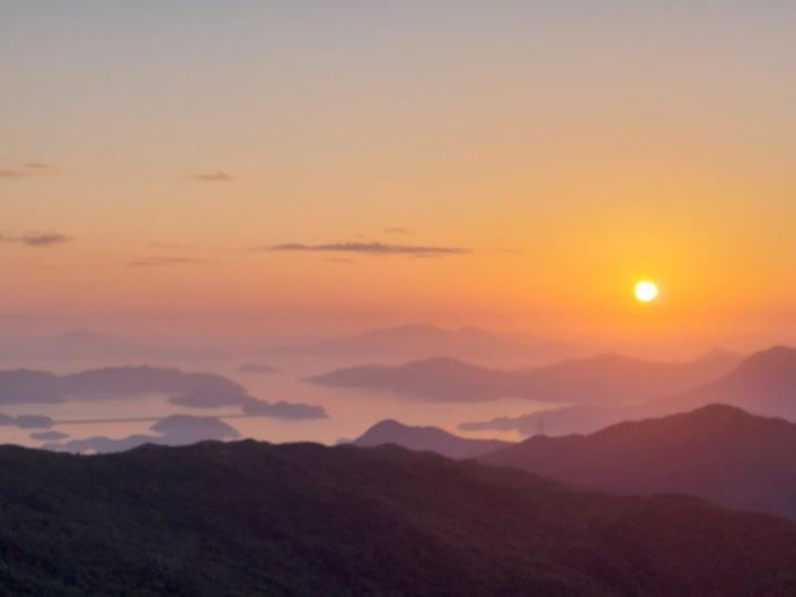 觀日出

香港有些高山可以觀賞日出，這照片是在大帽山上午六時半左右拍攝到的。...