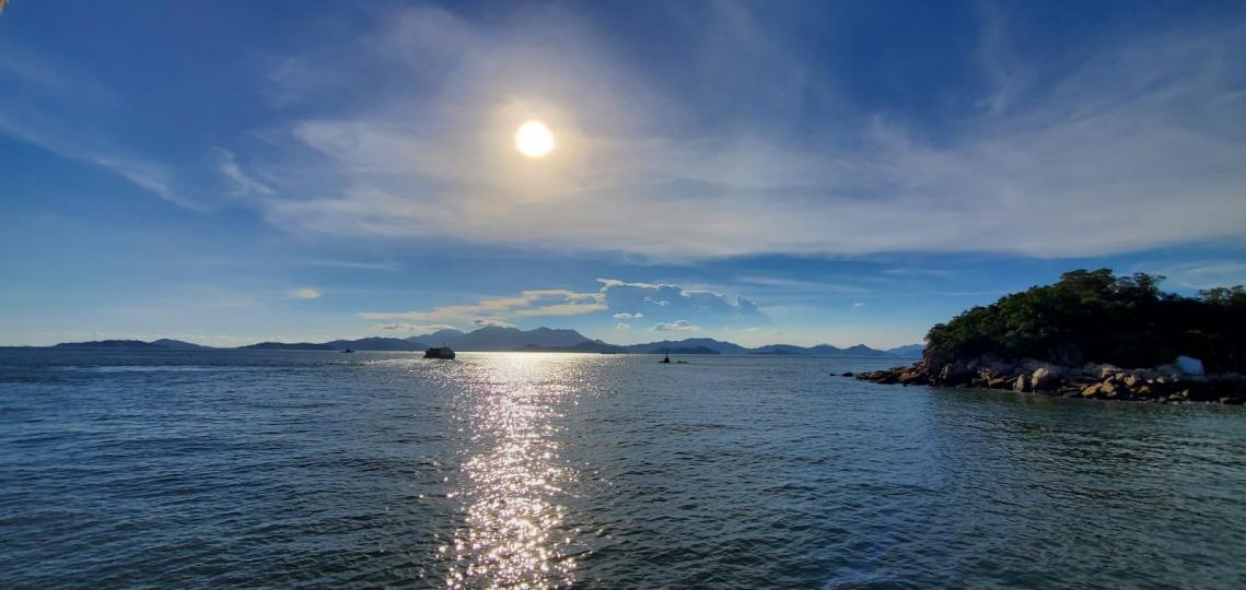 金光閃耀的太陽
能在船上拍下金光閃耀的太陽和受渲染的海水美得很寧靜。...