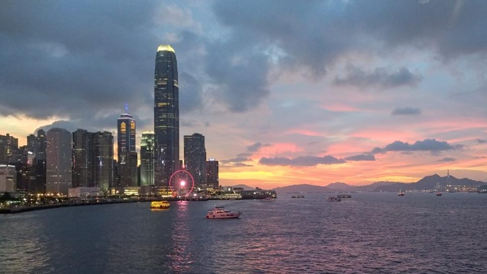 彩霞
昨天早上大雨，下午稍後接近黃昏天色不錯，滿天彩霞，好美麗。...