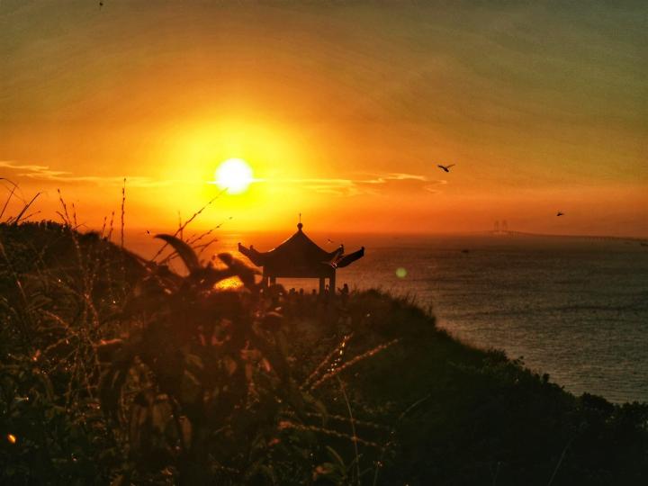 燦爛的黃昏
觀賞黃昏的景色我百看不厭，尤其是燦爛奪目的日落。...